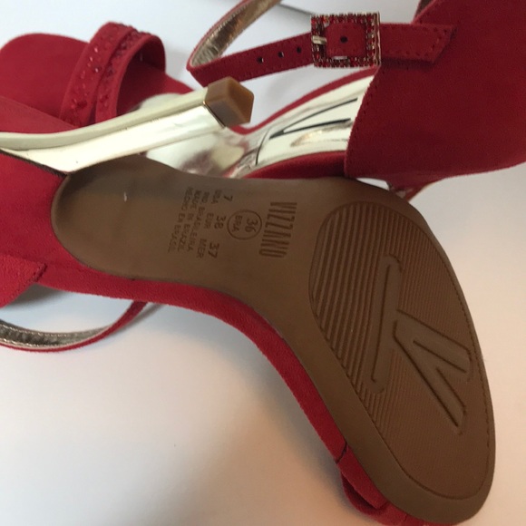 🆕️- 🇧🇷Red Suede sandal with Gold heels - Picture 6 of 8